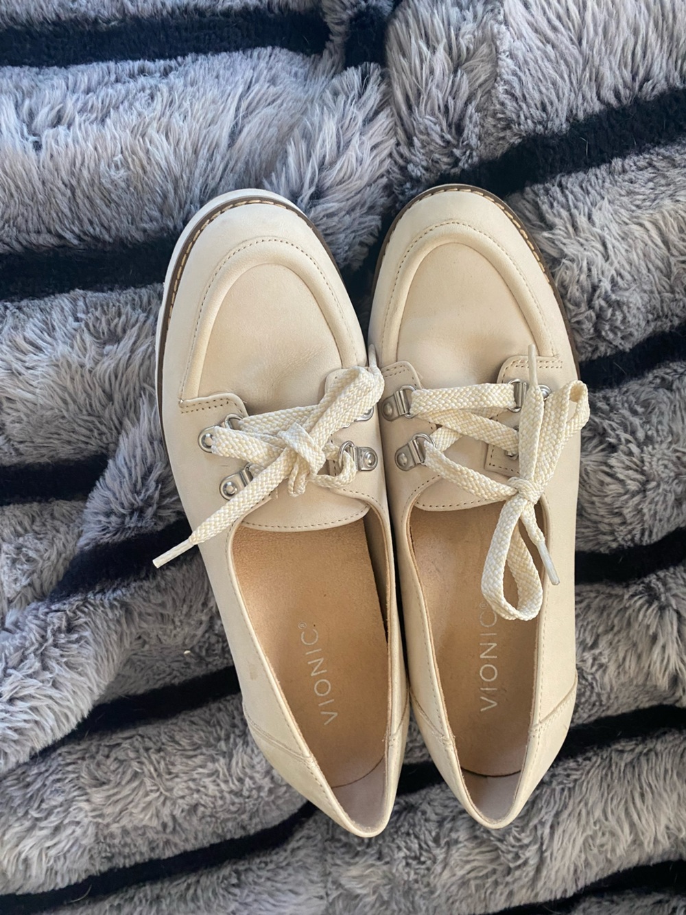 Vionic Women's Cream Lace-Up Loafers size 6 37